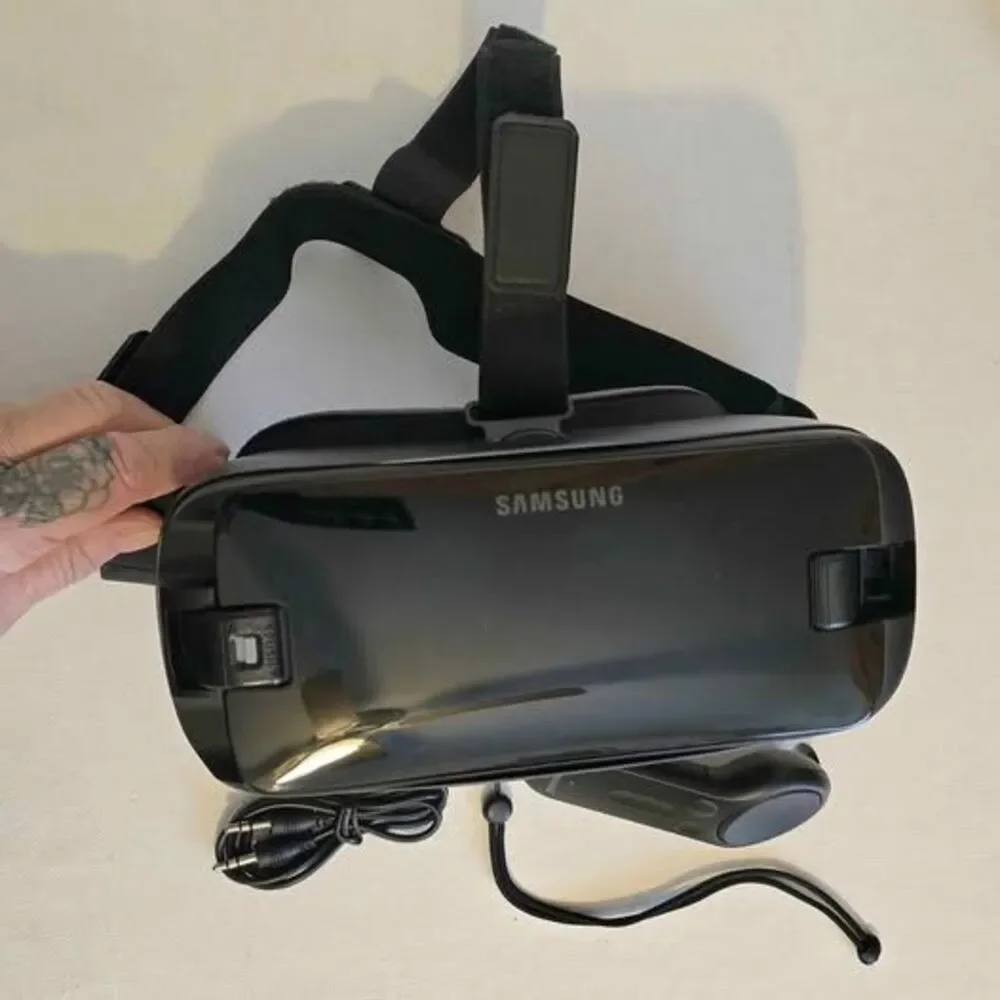 Samsung Gear with Contoller powered by Occulus up to Galaxy Note 8 New in Box